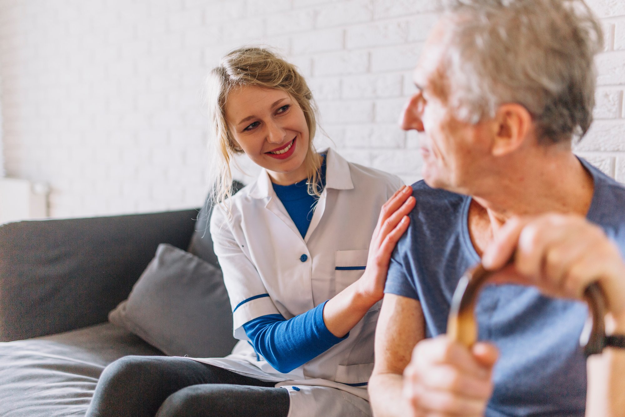mann-und-lachelnde-krankenschwester-im-pflegeheim
